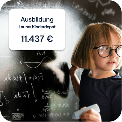 Kind mit Brille steht vor einer Tafel mit Formeln; Einblendung: Ausbildung – Lauras Kinderdepot – 11.437 €
